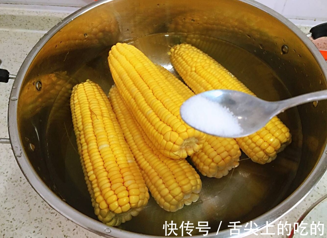 小苏打|煮玉米，只用清水是“外行”，多加2种配料，玉米更嫩，个个香甜