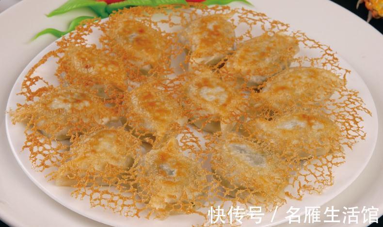 做水晶锅贴，掌握好“调面糊水”的方法，保准个个酥脆，冰花漂亮