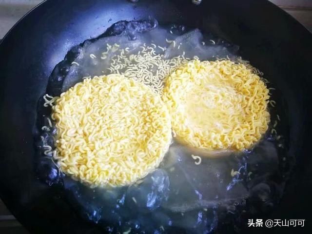 调味品|你煮方便面是先放料还是先放面？哪种方法煮更好吃