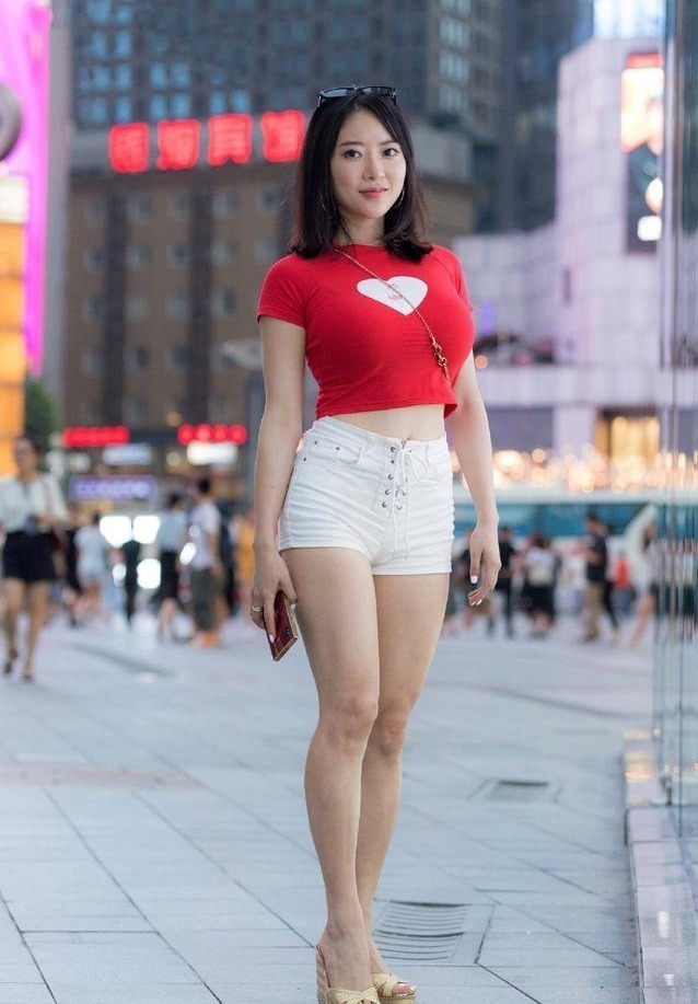 高跟鞋 短裤搭配短款T恤衫就是好看,穿出少女感,减龄效果十足!