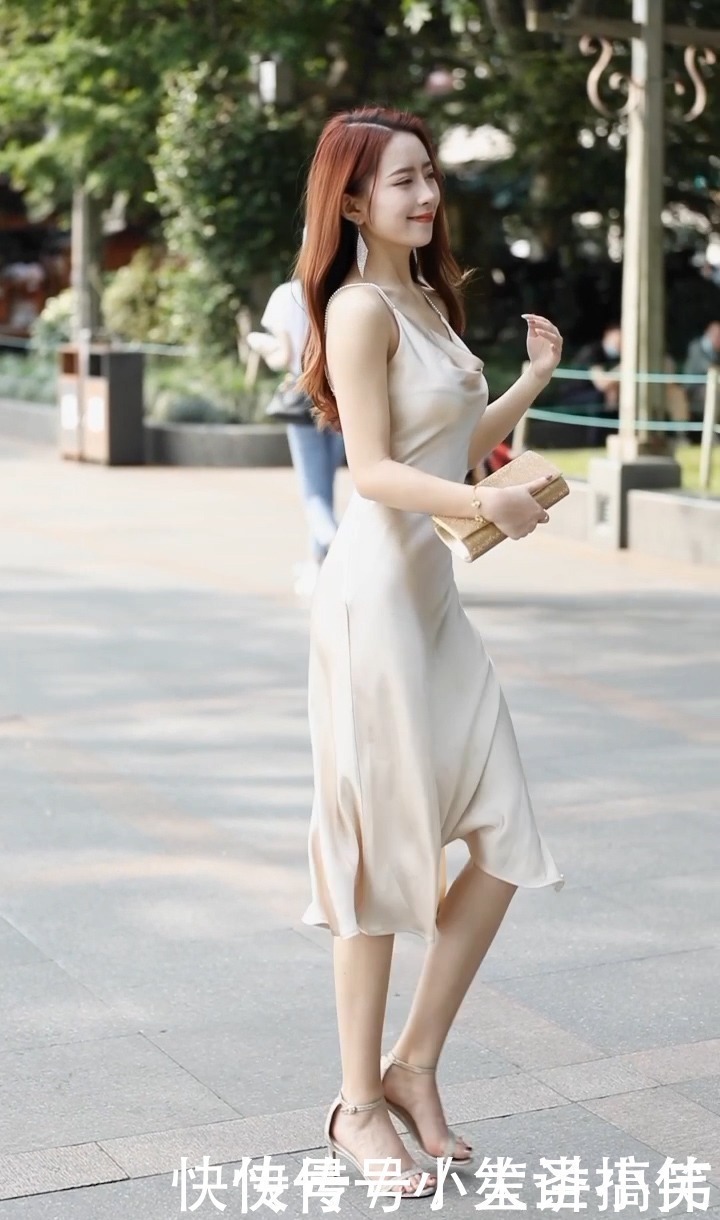 街拍|美女街拍御姐风的小姐姐,微卷长发显气质,丝滑绸缎连衣裙太衬好身材