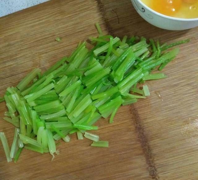 香芹炒鸡蛋,入口充满了香味,很嫩,大人小孩都喜欢
