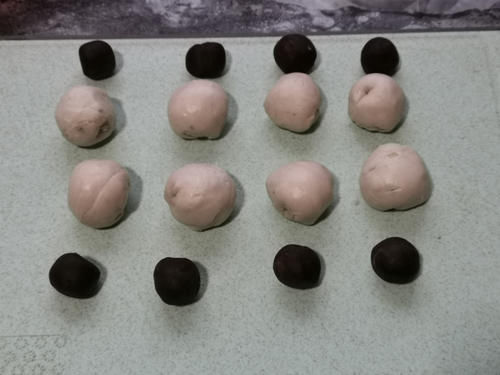  做豆沙饼一点儿不难，1张手抓饼做4个，外焦里嫩口口香甜