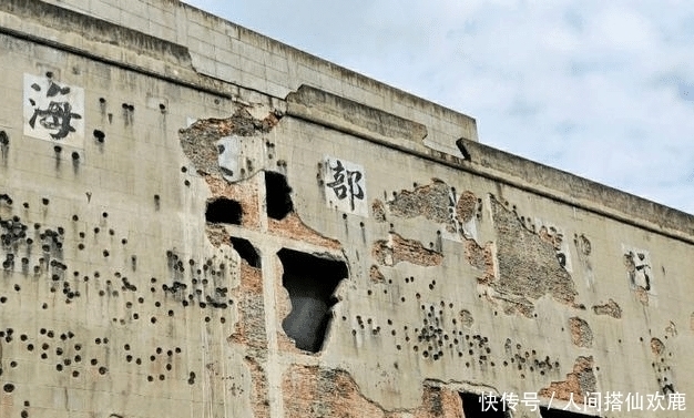 跳下去|电影八佰中抱着手榴弹跳下去的情节，感动了无数人，请问手榴弹为何不直接扔下去？
