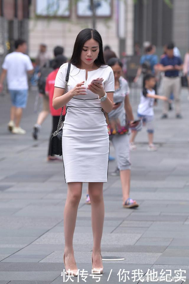 缤纷夏季，穿款式修身时尚的白裙，给自己展现优雅造型的底气