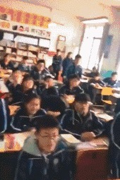 |搞笑GIF图：美女刚睡醒的样子vs你刚睡醒的样子！