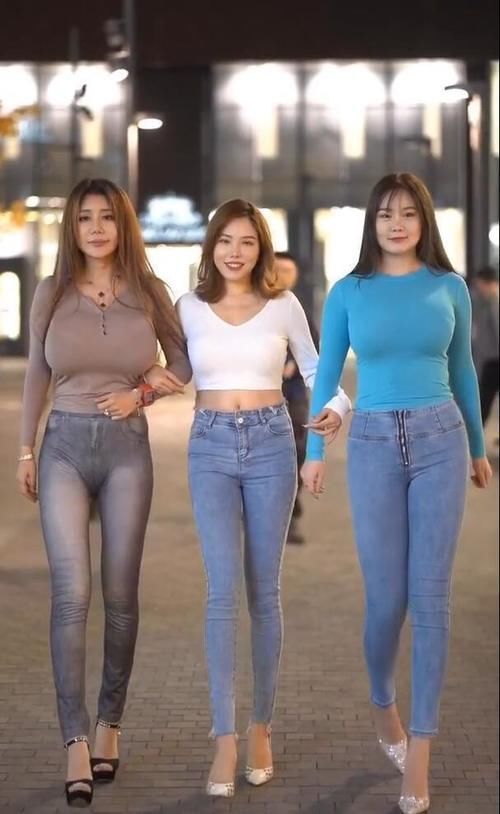 都市丽人 齐穿牛仔裤搭配高跟鞋,看着像一道时尚的旋风,优雅至极!