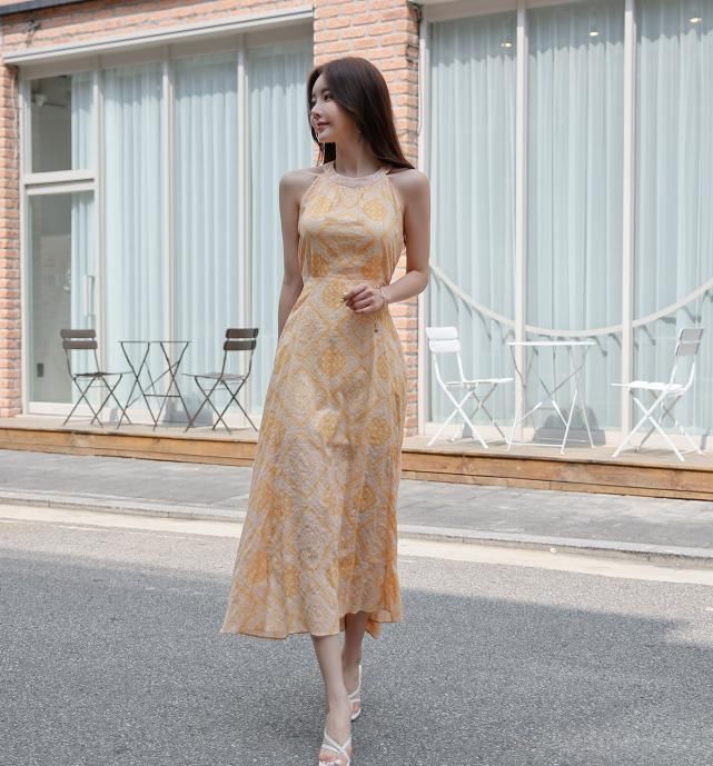孙允珠鲜橙挂脖无袖不规则长裙,打造夏日清凉穿搭