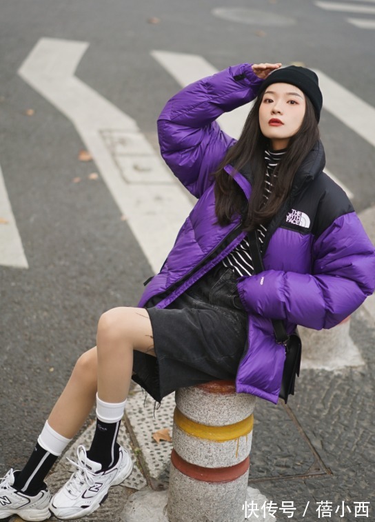 紫色 羽绒服流行“穿短不穿长”,搭配半身裙真优雅、搭配牛仔裤真时髦