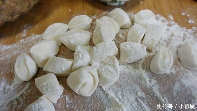 这个馅的饺子百吃不厌,我家每周都包一次,馅香味美,真好吃