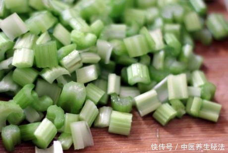 腌芹菜用上此方子，酸辣脆爽又入味，腌一晚上就能吃，特实用