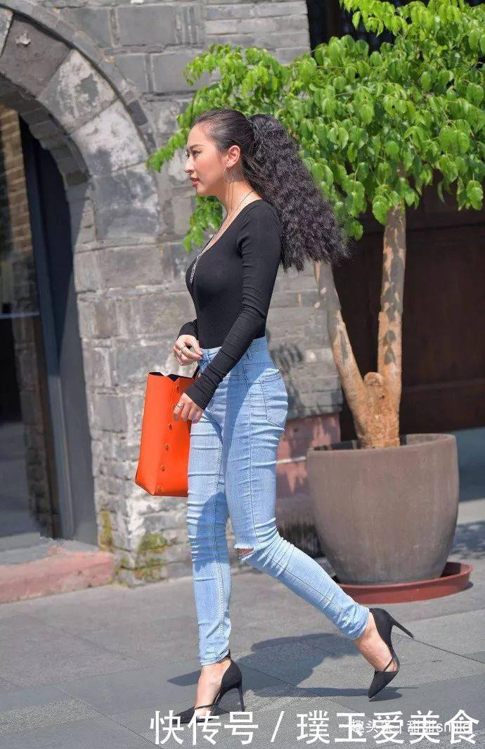 美女一双高跟凉鞋穿搭在脚上,让她带着一种清新的时尚与魅力