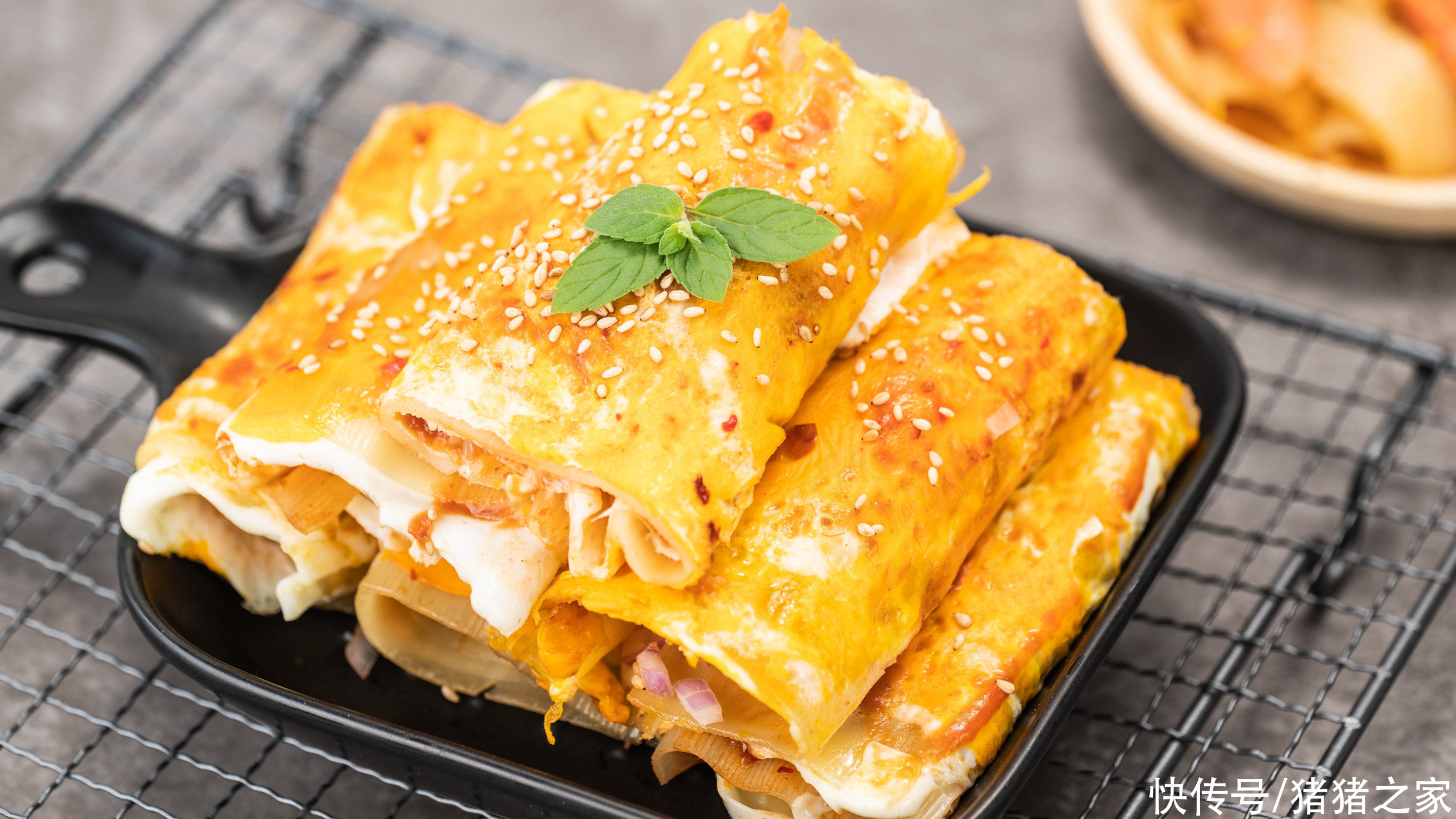 火腿肠|东北特色美食在家也能做，自制烤冷面，美味和趣味同时拥有