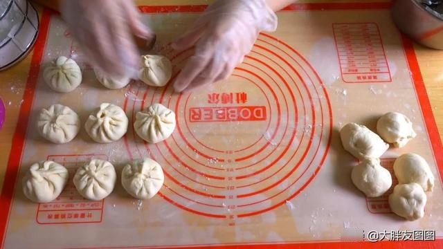 水煎包怎么做才好吃？教你煎出薄薄的脆底，皮薄馅大，肉嫩多汁