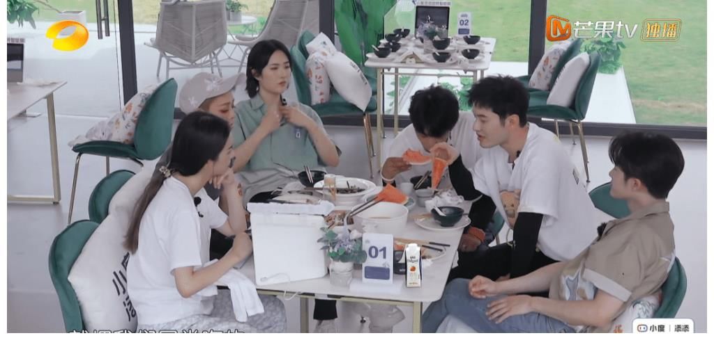 宁静|《中餐厅5》到底有多假?客人吃到生米线不吭声,赵丽颖反应得体