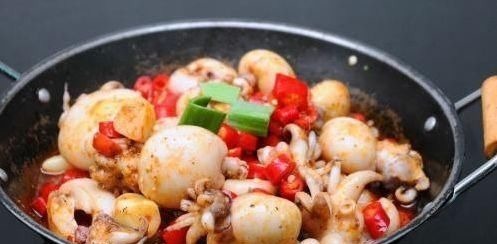 大厨教大家做几道家常菜，学会了，宴请客人的时候可以露两手了