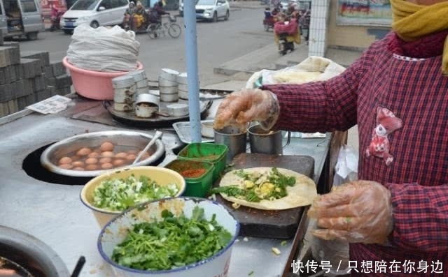  大妈校门口卖小吃，学生放学抢着来买，十年从未涨价！