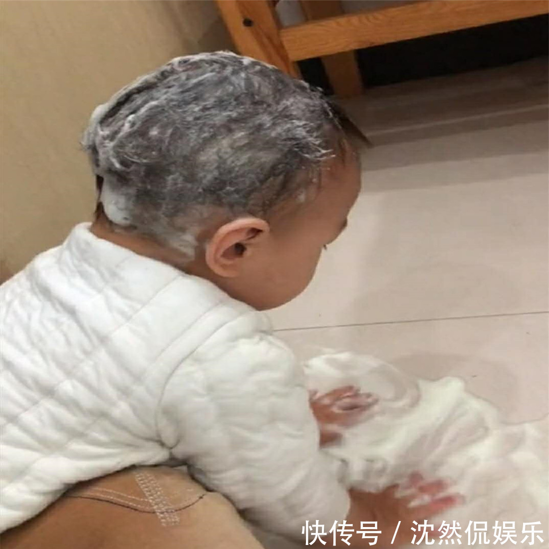 妈妈沉迷电视,留2岁宝宝独自洗头,广告时间过来看,心都融化了