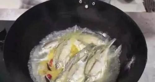 鲜嫩|我家的鱼从来不炖,而是这样做,鱼肉鲜嫩又入味,就连鱼骨都吃掉