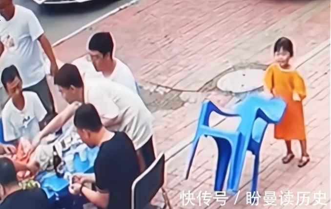 天津|天津一女孩抽走老爸凳子,爸爸栽倒瘫坐地上发懵:小棉袄漏风了!