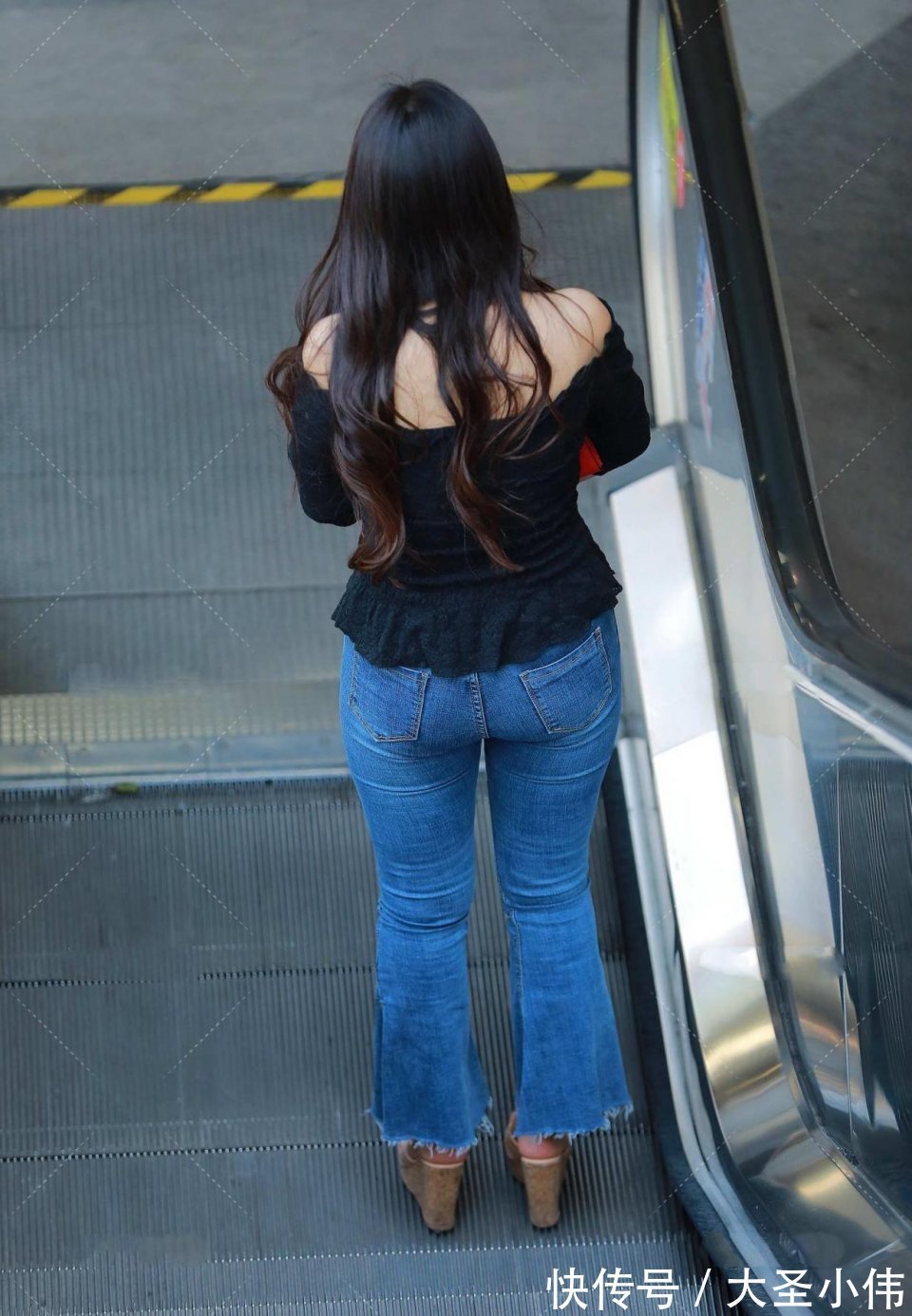 喇叭|美女街拍:身材丰盈的小姐姐,身材曲线完美,气质优雅
