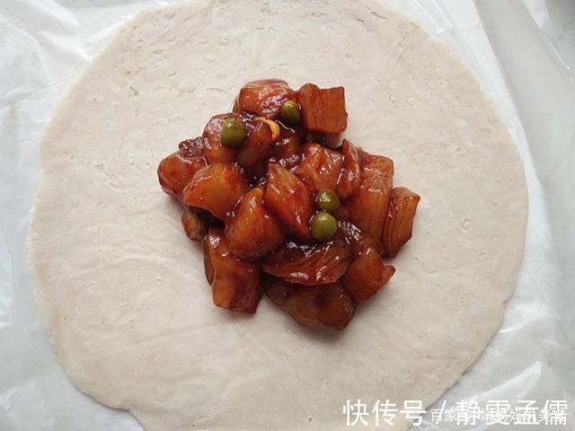 一块鸡胸肉几张手抓饼，腌制好烙一烙，皮薄如纸馅鲜香，简单好吃