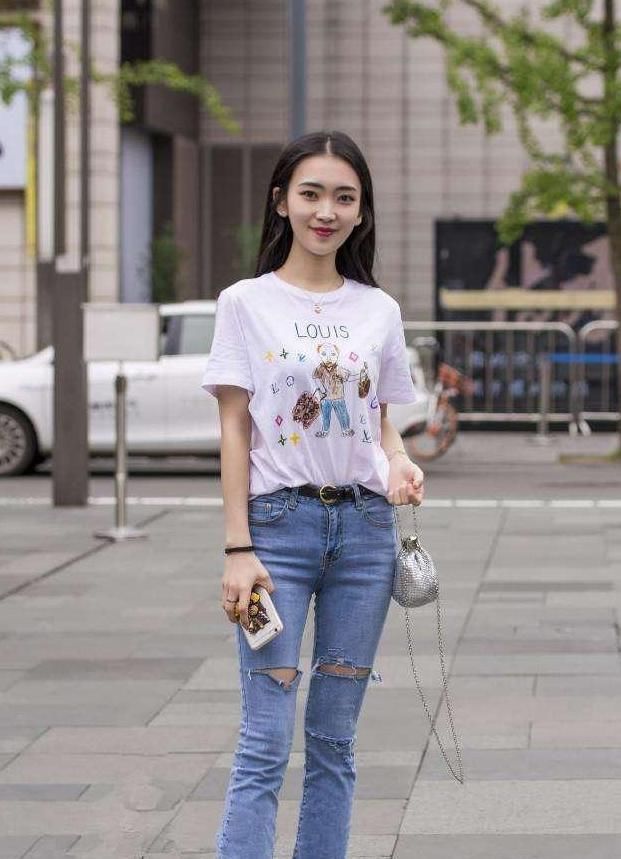 牛仔裤|路人街拍,浅色牛仔裤打造出小姐姐的清新阳光