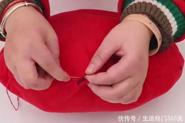 实用|把锅盖放在旧衣服上，剪一剪，缝一缝，放在家里超实用！