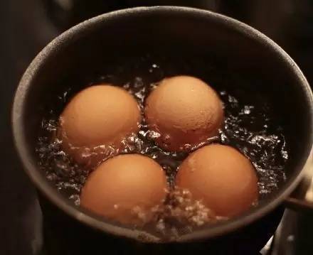 鸡蛋壳|鸡蛋如此煮,等于是在吃”毒“,很多人还在傻傻当补品