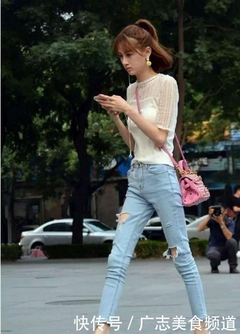 身材|街拍:小姐姐白色小背心配白色紧身裤,秀出玲珑身材,性感迷人