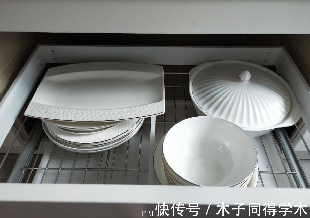 碗碟|全家人都满意的厨房：用这套“2+2+2”橱柜布局法，1㎡能当2㎡用