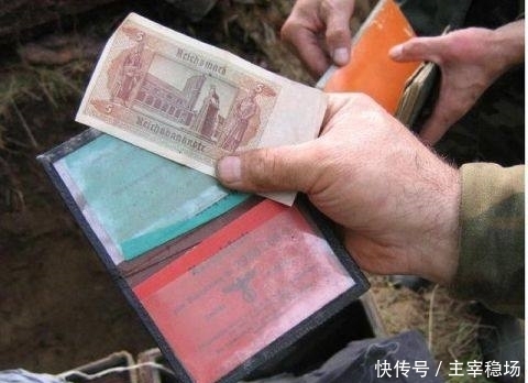 小伙和爷爷给果园松土,挖出一个铁箱子,里面的东西竟完好无损