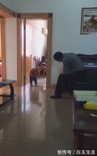 老人们|爷爷在客厅“偷吃”零食,被刚满周岁的宝宝盯上了,画面太暖心