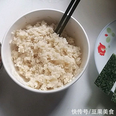 火腿肠|这道「一人食」牛肉饭团+泡面美味下饭，连着吃都不腻