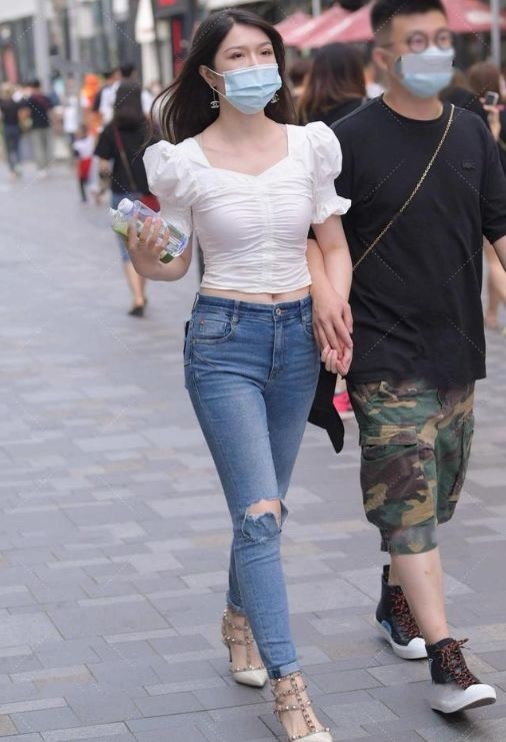 穿搭 墨绿色的无袖上衣,搭配黑色九分裤,整体给人简单清爽利落感觉