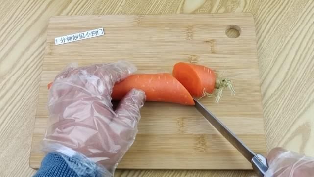 今天才知道，刮鱼鳞只需一个塑料袋，不飞溅不脏手，简单实用