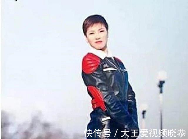 僧袍#这位女住持与两位和尚结婚,开豪车、住别墅,还在僧袍里穿黑丝