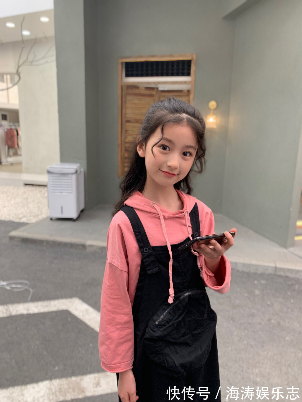 套装|因为“逆天颜值”被禁止整容的童模裴佳欣,穿学院风套装美成公主