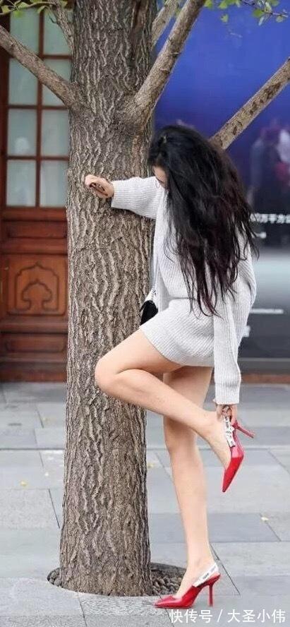美女|美女街拍：46岁小姐姐真会穿,毛衣没过短裤尽显两条大长腿,美得洒脱而通透