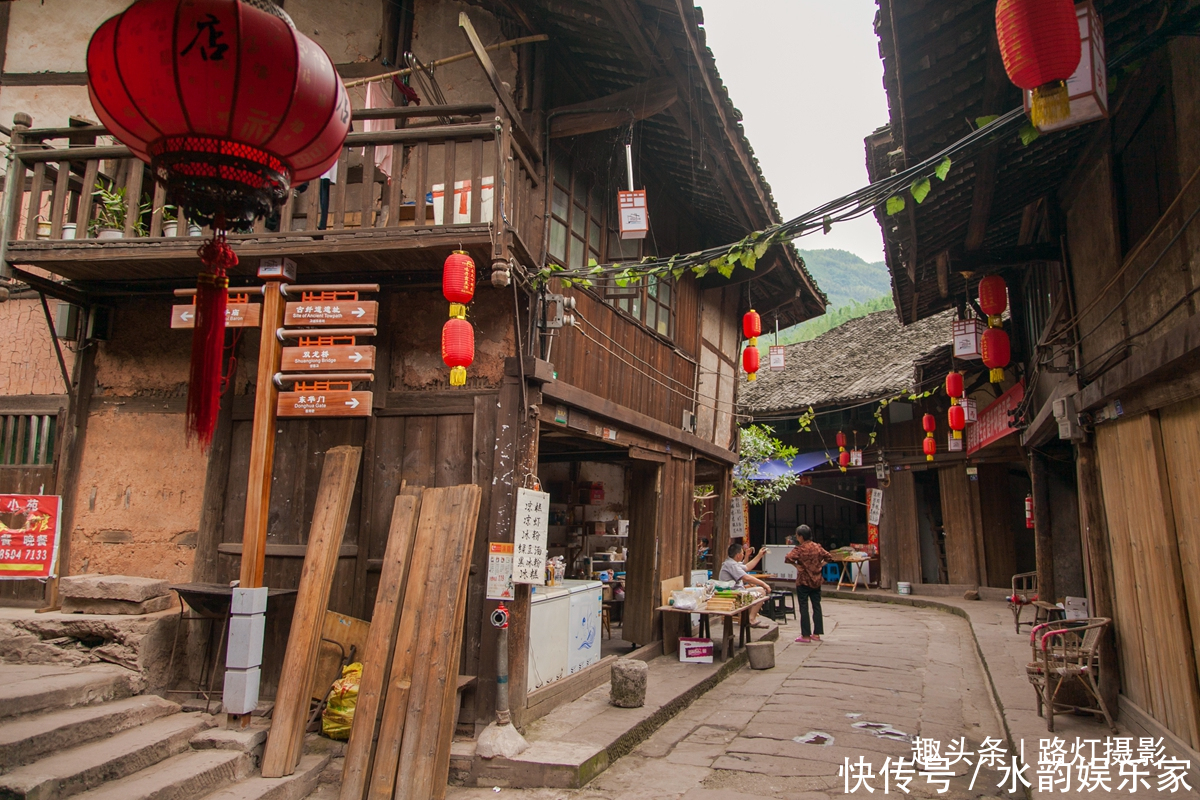 峭壁|神秘的丙安古镇，吊脚楼建在悬空峭壁之上，明清建筑的活化石