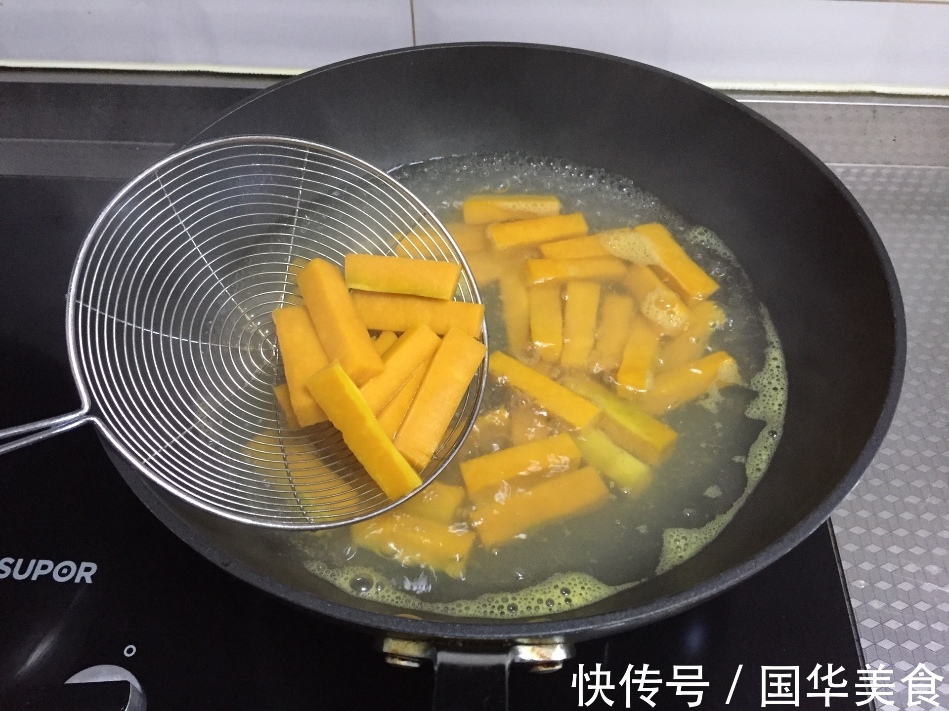 鸭蛋味|蛋黄焗南瓜,制作简单,美味健康