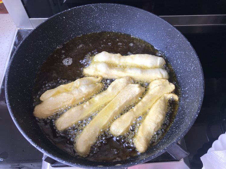 想吃油条不用出去买，自己在家也能做，蓬松酥脆还省钱