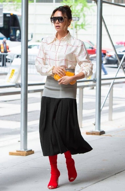 身材比例|贝嫂街拍遭遇“滑铁卢”! 穿拼色裙非要配双大红靴, 一般人真别学