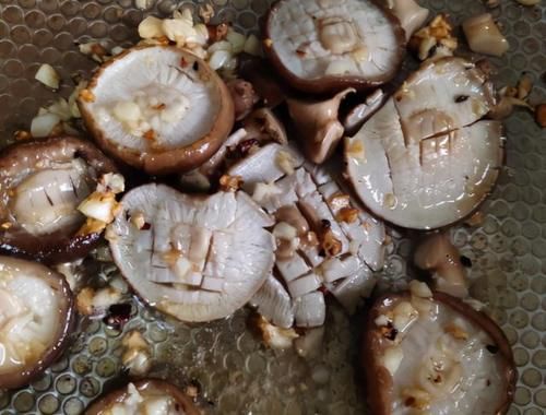 最近，我家特馋吃香菇，这做法比鲍鱼还诱人，滑嫩爽口做法简单