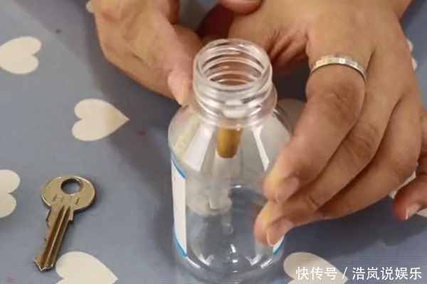 把一根香烟和钥匙塞进塑料瓶中,每个人都用得上,家家户户都需要