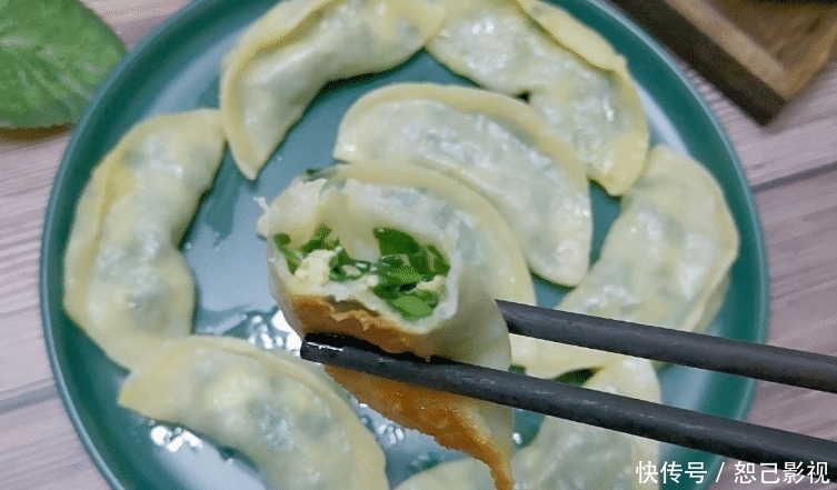  锅贴|木耳茴香鸡蛋馅锅贴，?爱吃面食的朋友有福了，学会了抓紧试一试吧