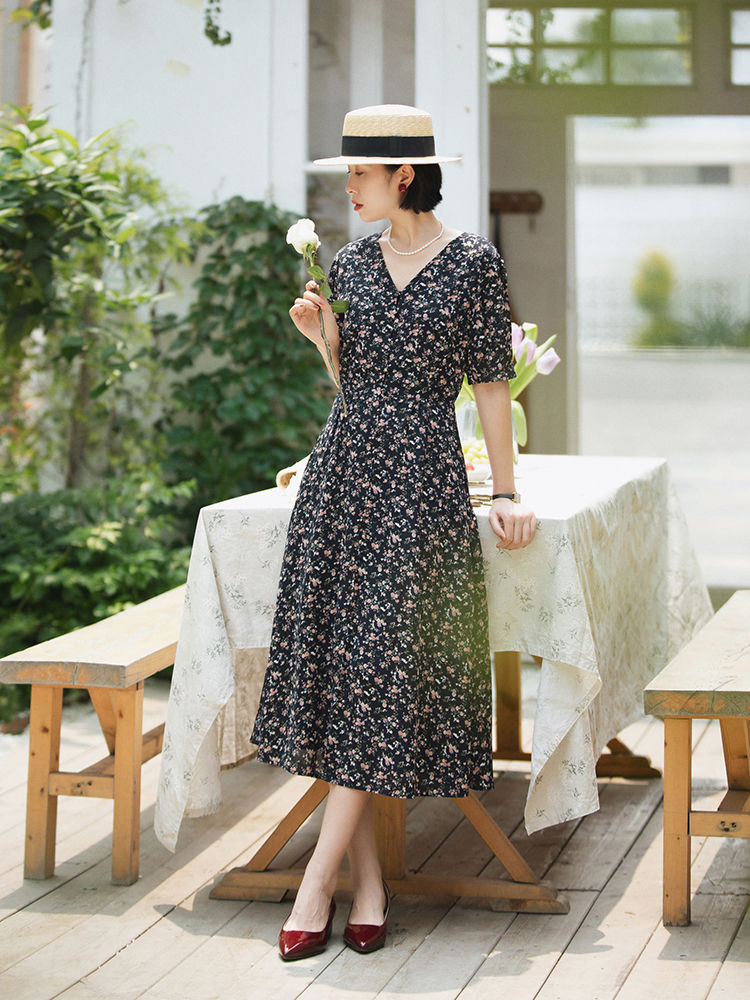 小姐姐|泫雅又飒又美，穿白色背心配高腰的牛仔裤，身材比例出众，真吸睛