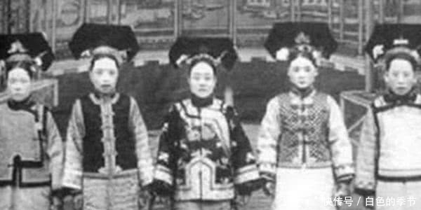 满族|清末珍贵老照片：满族女子黑成碳，最后那个是真实的紫薇格格
