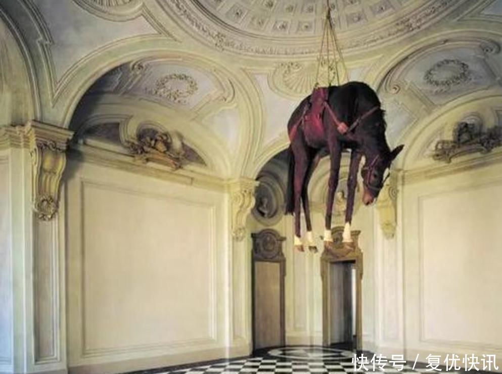 贴墙上的香蕉85万卖出,成交前被人吃掉,工作人员淡定掏出另一根