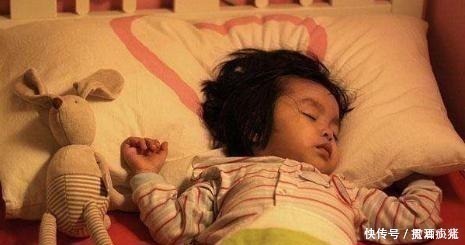 病情加重|2岁宝宝经常挠头,频繁洗头也不见缓解,送医后医生摇头来晚了